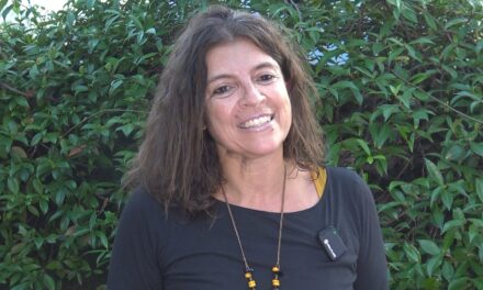 Cinzia Ghirardello ci parla del suo risotto al limone preparato con erbe di montagna e fiori eduli